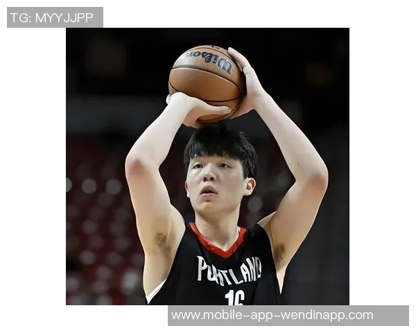 杨瀚森神勇防守一击扇飞弗里曼托篮下进攻皮球瞬间